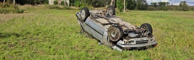 VIDEO | Raplamaal sõitis auto vesiliu tõttu teelt välja ja rullus katusele, autos viibinud toimetati haiglasse