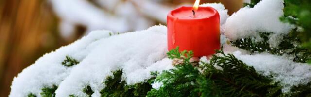 Pühapäeval süüdatakse Raekoja platsi jõulupuul esimene advendiküünal