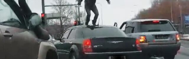 VIDEOD | Peks, sõim ja ohtlikud manöövrid! Hullumeelsed näited liiklusraevust Eesti teedel