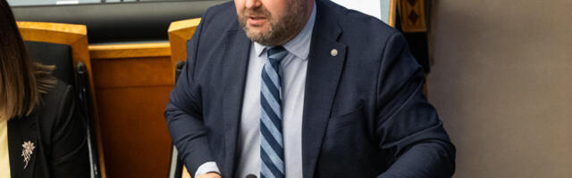 EKRE saadikud küsisid õiguskantslerilt, et miks osa saadikuid saab rikkumise eest kaela krimiasja, teised pääsevad sama asja eest kergelt