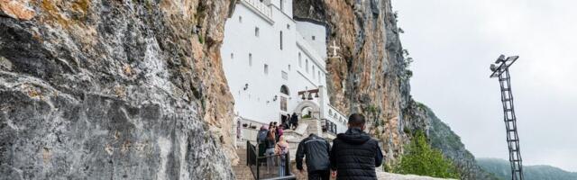 Ni ne pomišljajte da dođete ovako obučeni u Ostrog! Stroga pravila koja vernici moraju da poštuju, zapamtite!