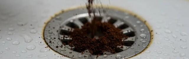 Miks nii paljud inimesed viskavad kohvipaksu duši äravoolu: põhjus selgub