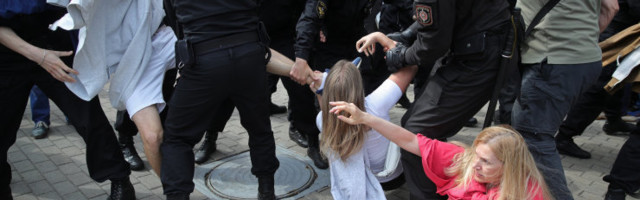 ERISAADE | Protestid Valgevenes vältavad juba kuu aega: roosidega seda lahingut ei võida