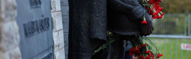 Venemaa võidupüha tähistamine tõi kümneid menetlusi: pronkssõduri juures võeti ära nuga, kinni peeti ka urineerinud mees