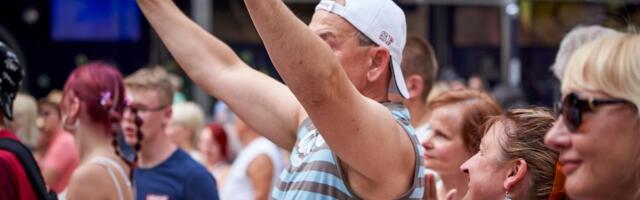 Suvealguse festival Vändras jäi ootamatult ära. Teadmatuses publik ootas tunde, kuid ükski esineja üles ei astunud