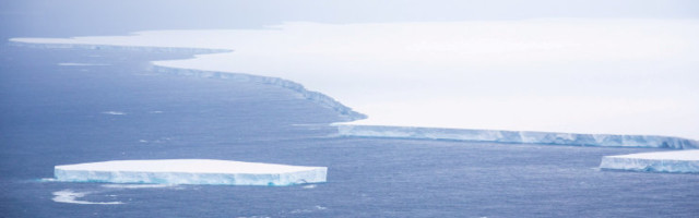 FOTO | Atlandil triiviv hiiglaslik jäämägi ähvardab Lõuna-Georgia saarel elu pea peale pöörata