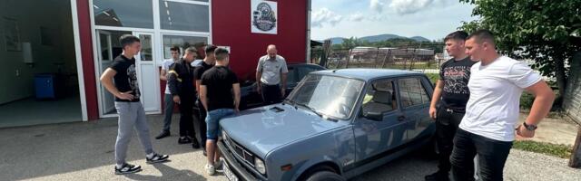 Pogledajte šta su maturanti iz Čačka POKLONILI RAZREDNOM: Profesor plakao pred svima, a njegove reči LOME SRCA