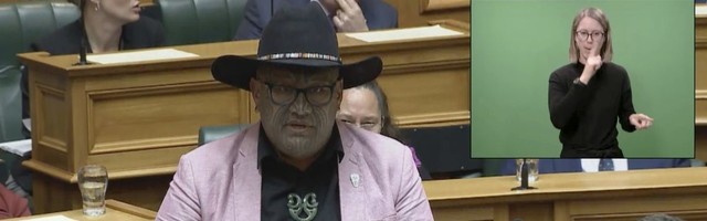 Maoori liider visati sõjatantsu pärast Uus-Meremaa parlamendist välja