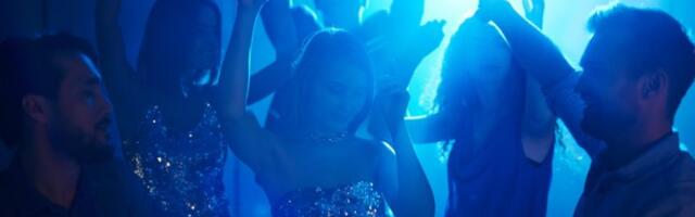 PROFESORI TOTALNO ZAPREPASTILI UČENIKE NA MATURSKOJ PROSLAVI! Hit snimak iz Sremske Mitrovice! Niko nije očekivao da će ovo uraditi! (VIDEO)