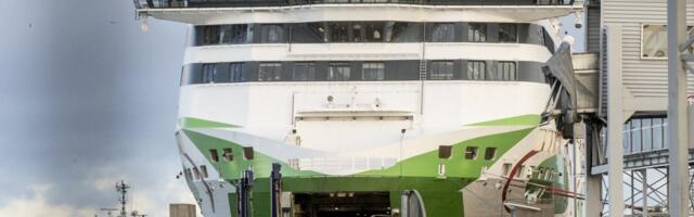 Helsingis süttis öösel Tallink Megastari autotekil põlema buss. Reisijad evakueeriti