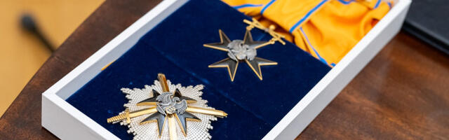 President Karis andis Eesti kõrgeima sõjalise teenetemärgi Ukraina sõdurile