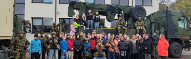 Varustuspataljon tutvustas relvastust ja varustust Alavere põhikooli ja lasteaia õpilastele.