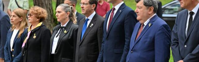 Президент Израиля с главой МИД Литвы почтили память жертв Холокоста на мемориале в Панеряй