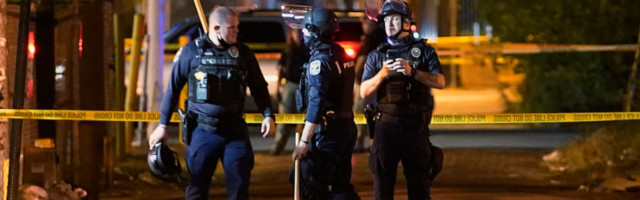 VIDEO | USA-s Louisville’is tulistati meeleavaldusel kaht politseinikku. Protestiti politseinikele mustanahalise naise tapmises süüdistuse esitamata jätmise vastu