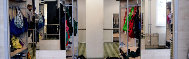 Учебный год начался пару месяцев назад, но школьные уголки находок полны потерянных вещей