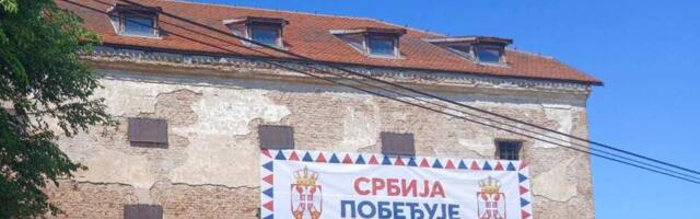 Naprednjački baner na zaštićenom spomeniku kulture u Sremskoj Mitrovici