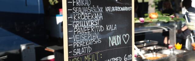 FOTOD | Kõhu võib täis saada taskukohaselt, fännisärgi eest tuleb välja käia 40 eurot. Millised on Bryan Adamsi kontserdil hinnad?