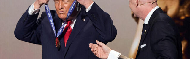 FIFA andis oma esimese rahupreemia president Trumpile