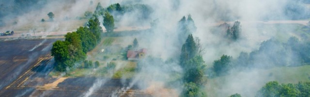 DROONIFOTOD JA -VIDEO | Viljandimaal Leie külas suitseb suur maastikupõleng, tossu on näha oma 15 kilomeetri kauguselt