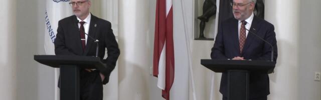 Reporter: Eesti president Alar Karis ja Läti president Egils Levits said Otepaa kiriku ees kokku