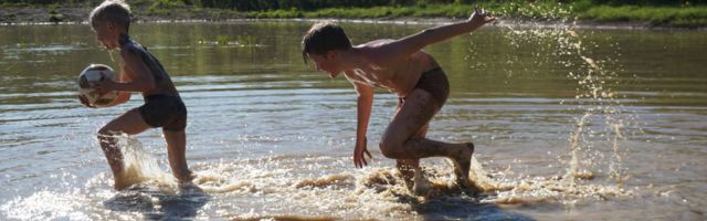 Rabatalus mängitakse mudas jalgpalli ja tapetakse võidu sääski