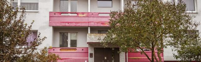 „TA SIIANI VÄRISEB!“ Harku vallas viskasid uljad noored rõdule torusiili-pommi, mis plahvatas korteriomanikule näkku