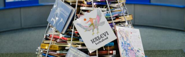 TAASKASUTUS. Keskraamatukogu pani 1000 raamatust püsti omanäolise jõulukuuse