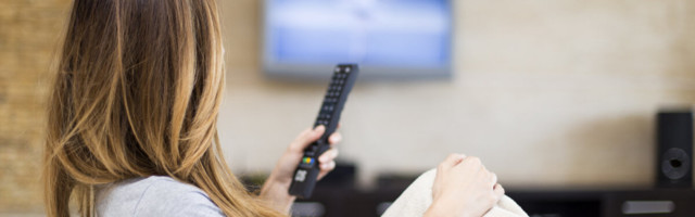 Ahastuses mees: naine on jalgpalli EM-i ajaks televiisori ette naelutatud! Mida ta neis pallurites küll näeb?