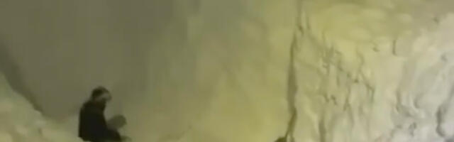 VIDEO: Venemaa mattub lumme – mees kaevas auto välja 5-meetrisest hangest