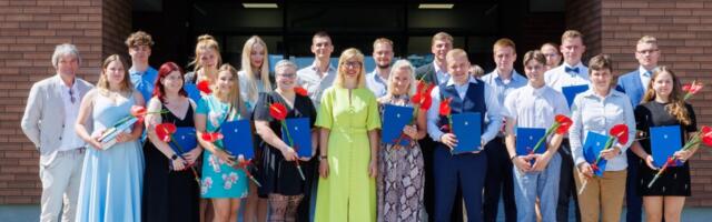 Regionaalminister tänas ja tunnustas parimaid koolilõpetajaid