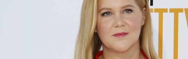 Amy Schumeri surfamisõnnetus päädis seljaoperatsiooniga_ praegu liigub näitleja vaid rulaatori toel