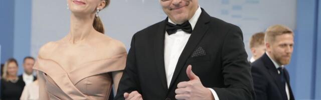 FOTOD | Uhke kleit taas peol! „Bussi“ saate Birjo väisas presidendi vastuvõttu samas kleidis, milles mullugi