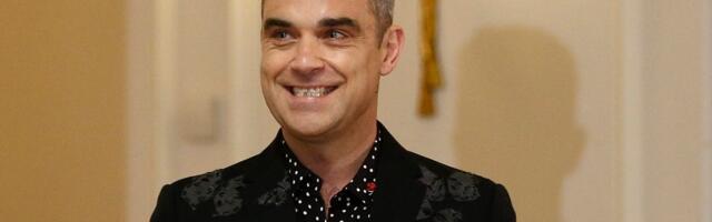 KLÕPS | Uus naeratus! Laulja Robbie Williams murdis hambaid pestes esihamba