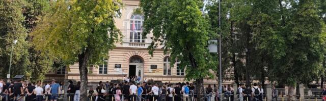 Učenici niške gimnazije „Stevan Sremac“ napustili učionice u znak protesta, direktorka ćuti