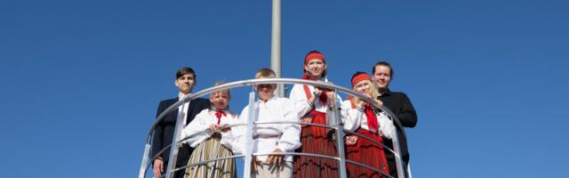 Täna hommikul heisati Pika Hermanni tornis noorte laulu- ja tantsupeo puhul pidulikult Eesti lipp