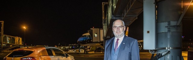 FOTOD | Esimene välisvisiit sai hoo sisse: president Alar Karis saabus sini-must-valgel lennukil Riiga