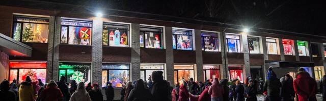 FOTOD ja VIDEO | Väätsa rahvamaja aknad muudeti lummavateks jõulumuinasjuttudeks