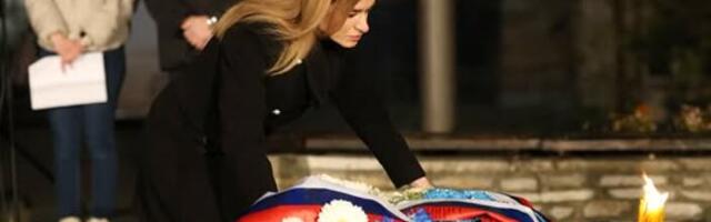 TAČNO U 2 SATA I 6 MINUTA OGLASILE SU SE SIRENE: Ministarka Stamenkovski pred spomenikom "ZAŠTO" odala poštu radnicima RTS ubijenim u NATO agresiji