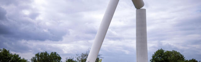 Tugev tuul lükkas Lätis Lõuna-Kuramaa piirkonnas tuuliku ümber