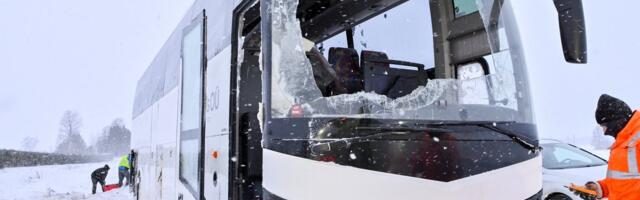 FOTOD | Küprose käsipallikoondise bussiga juhtus teel Põlvasse avarii, 15 inimest käis arstlikus kontrollis  