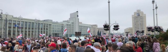 DELFI FOTOD | Kümned tuhanded inimesed kogunesid Minskis taas protesteerima. Tänavatel on näha sõjaväekonvoisid