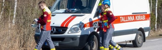 Pärnus põrutas Audi luksusmaastur teelt välja puuvirna, juht toimetati haiglasse