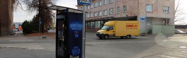 Jõhvi kesklinna ristmikule ülekäiguradade kõrvale ilmus jalakäijaid varjav kohviautomaat