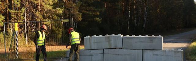 FOTOD | Saatse saapas pandi teele betoonplokid ette. Vastu piiri elav mees_ teede sulgemine ikka segab, isegi ükski buss ei liigu