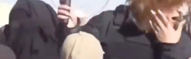 VIDEO: Rootsi ajakirjanik sai Süürias kiviga vastu pead