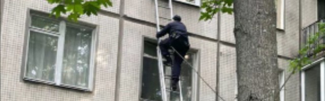 Peterburi politseinik ronis redeliga aknast sisse, et nutvat last lohutada