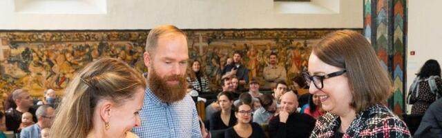 Vastsündinud tallinlased said raekojas kätte nimetunnistused