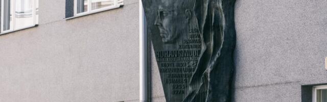 Kirjanike liit täiendab Smuuli bareljeefi tema lahti kirjutatud loo tumedama poolega
