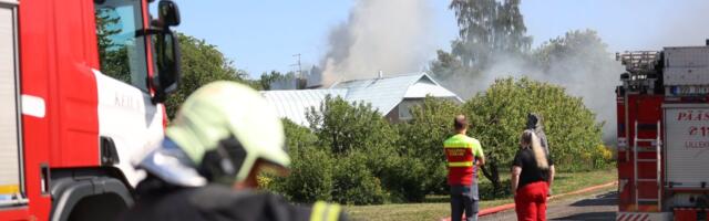 FOTOD | Tallinna lähedal Rae külas põles kahekordne elumaja