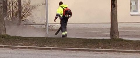 LUGEJA VIDEO: Puhuriga tolmutaja keskpäeval keset Jõhvi linna